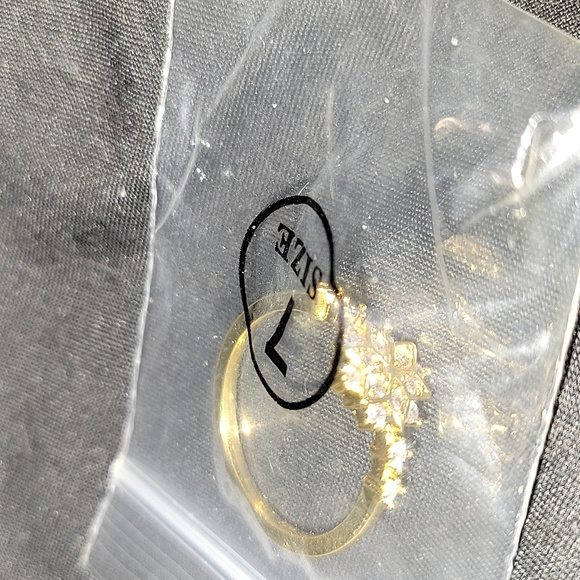 New Women's Snowflake Delicate Ring Size 7 - Picture 2 of 5